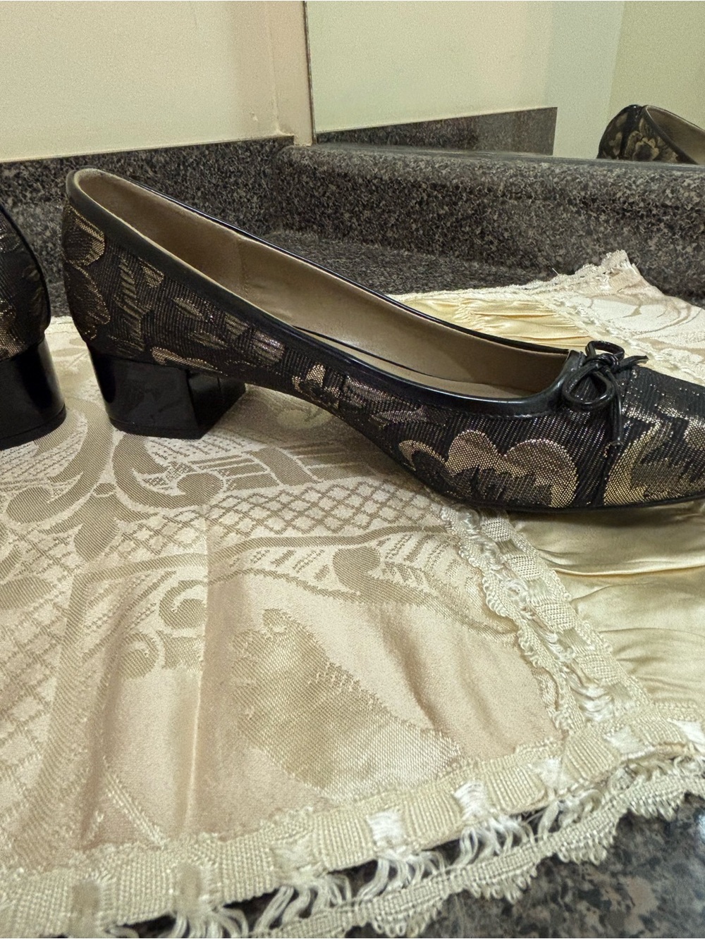 Bandolino Black & Gold Low Bow Front Pumps - Picture 9 of 9